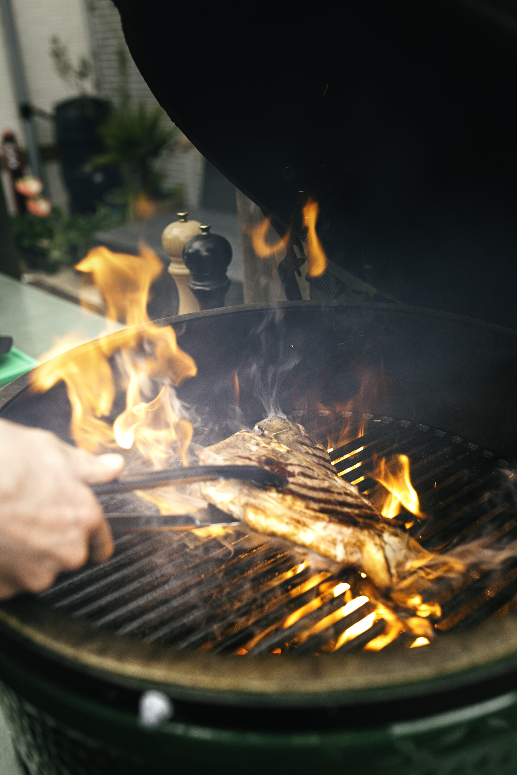 T-Bone bEGGyardChef T-bone steak op de Big Green Egg